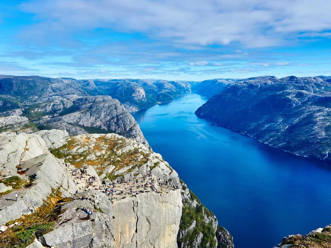 Un fiordo azul rodeado de montañas, fotografiado por Alexey Topolyanskiy